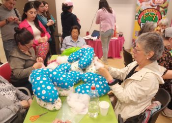 Usuarias del Hospital Dr. Gustavo Fricke elaboran cojines de apoyo terapéutico para cáncer de mama