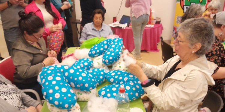 Usuarias del Hospital Dr. Gustavo Fricke elaboran cojines de apoyo terapéutico para cáncer de mama