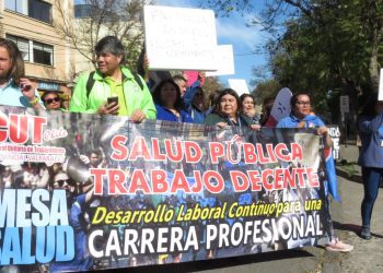 Diputados oficialistas junto a dirigentes sindicales y de usuarios se manifiestan por hospital Van Buren