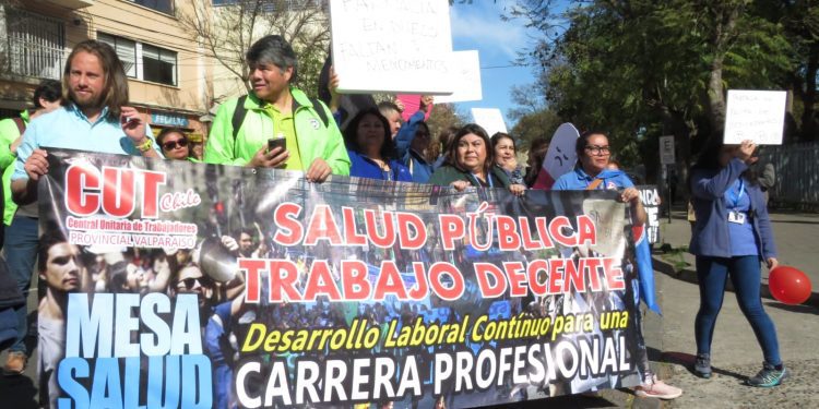 Diputados oficialistas junto a dirigentes sindicales y de usuarios se manifiestan por hospital Van Buren