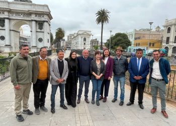 Alcaldesas y alcaldes electos de la región se reúnen con Rodrigo Mundaca para entregar su apoyo de cara a segunda vuelta de gobernadores 