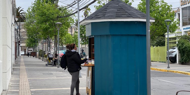 Nuevo impulso al comercio local: Quilpué instaló quioscos sociales para reubicar a vendedores informal