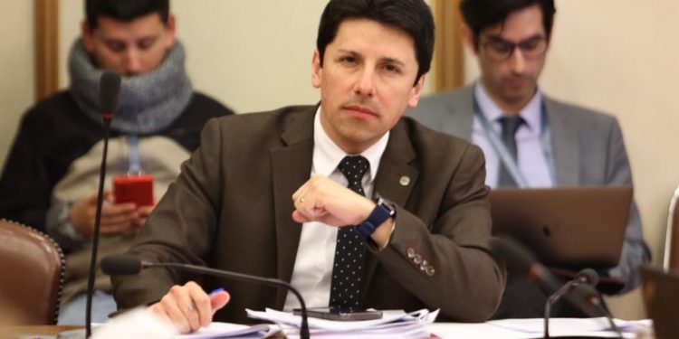 Diputado Mauro González solicita medidas contra estafas por partes falsos en parabrisas