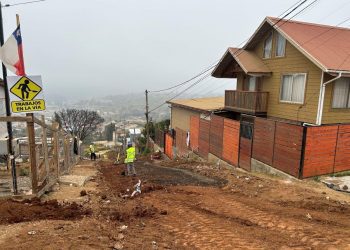 Avanza pavimentación de caminos del campamentro Manuel Bustos en Viña del Mar
