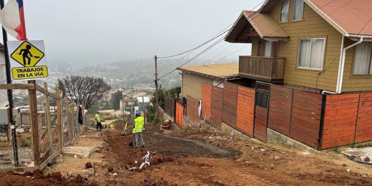 Avanza pavimentación de caminos del campamentro Manuel Bustos en Viña del Mar