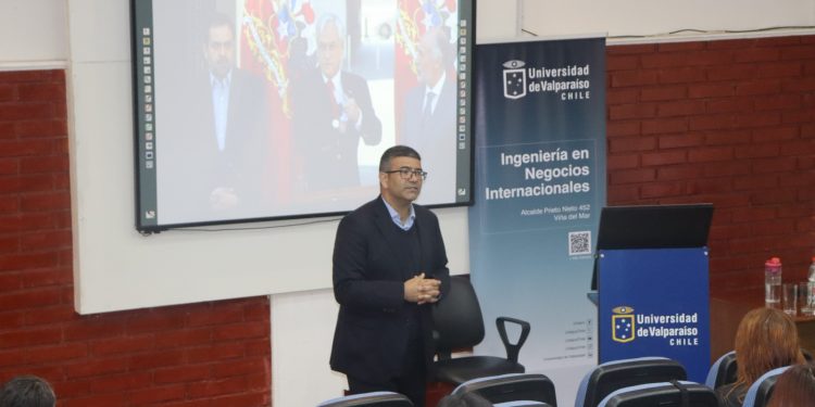 Ciclo sobre Negociación se desarrolla en Escuela de Negocios Internacionales de la Universidad Valparaíso
