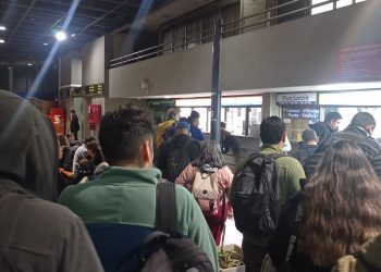 Huelga de trabajadores de TurBus genera caos en terminal de Viña del Mar