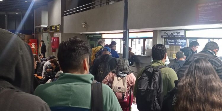 Huelga de trabajadores de TurBus genera caos en terminal de Viña del Mar