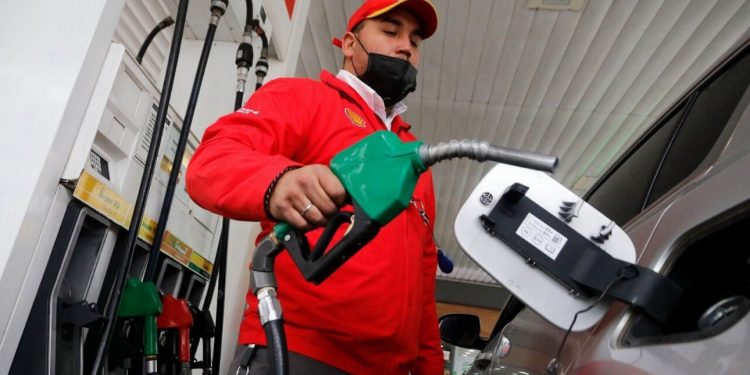 Este jueves las bencinas experimentarán una considerable rebaja