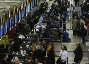 Colapso en Aeropuerto de Santiago: Aerolíneas expresan molestia por congestión y critican falta de personal de la PDI