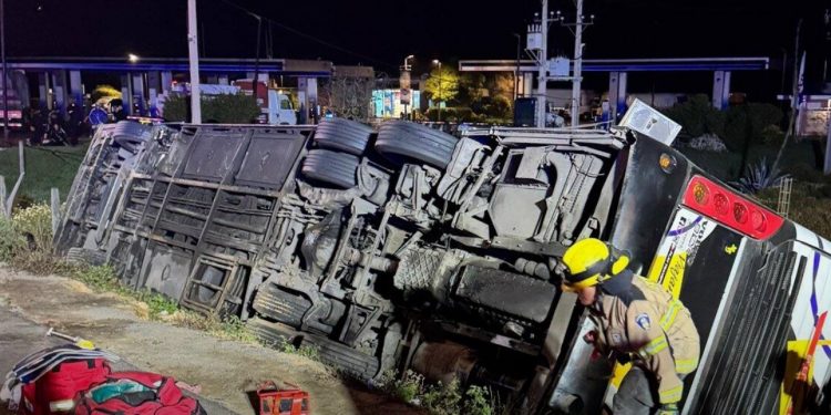 En riesgo vital se mantiene dos personas tras volcamiento de bus de Colo Colo que se volcó en Ruta 5 Norte