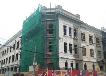 Gobierno se comprometió a reconstruir la escuela Ramón Barros Luco en Valparaíso