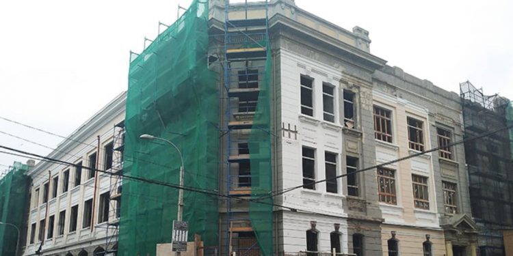 Gobierno se comprometió a reconstruir la escuela Ramón Barros Luco en Valparaíso