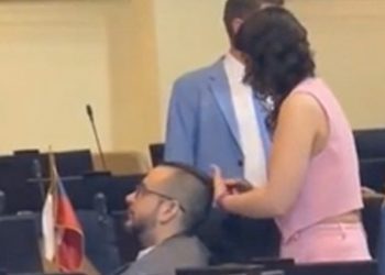 Critican a diputado por peinarse en medio de la tramitación de la Ley de Presupuesto