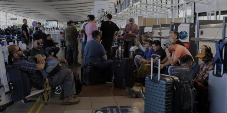 Trabajadores de la DGAC inician paro indefinido en todos los aeropuertos este viernes