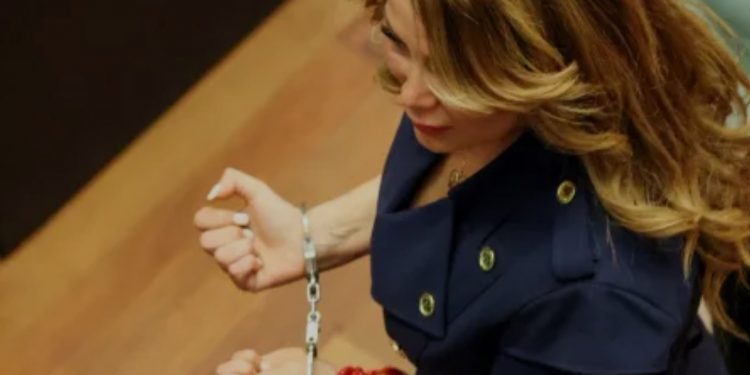 Mantienen prisión preventiva de Cathy Barriga, pero autoriza que acuda a terapias de su hijo