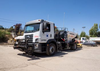 Quilpué refuerza sus proyectos viales con la adquisición de un nuevo camión bacheador