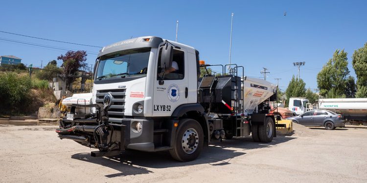 Quilpué refuerza sus proyectos viales con la adquisición de un nuevo camión bacheador