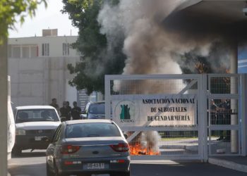 Protesta de gendarmes con barricadas frente a cárcel donde está detenido Manuel Monsalve