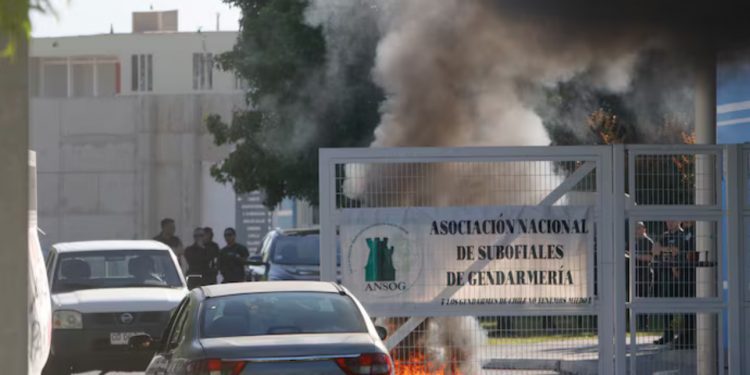Protesta de gendarmes con barricadas frente a cárcel donde está detenido Manuel Monsalve
