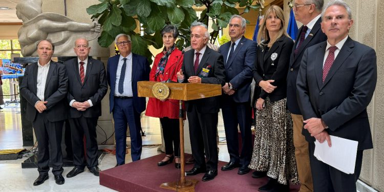 Parlamentarios de manera transversal, abogados y ex embajadores valoran la decisión de la Corte Penal Internacional que emitió orden de detención contra Netanyahu