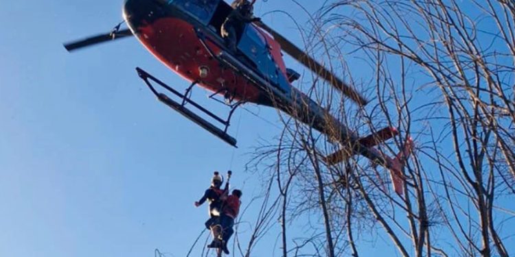 Helicóptero de la Armada rescata a nueve personas desde el río Aconcagua en La Cruz