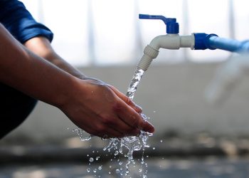 Rotura de matriz provocó corte de emergencia en el suministro de agua potable en La Calera