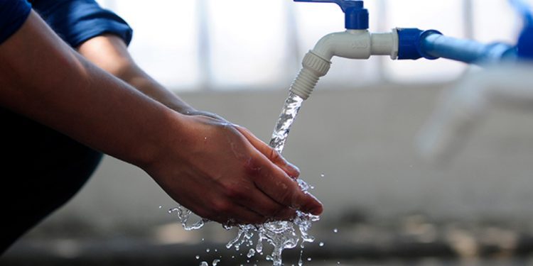 Rotura de matriz provocó corte de emergencia en el suministro de agua potable en La Calera