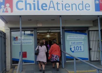 Conmoción por adulto mayor que intentó quemarse a lo bonzo en oficina de Chile Atiende
