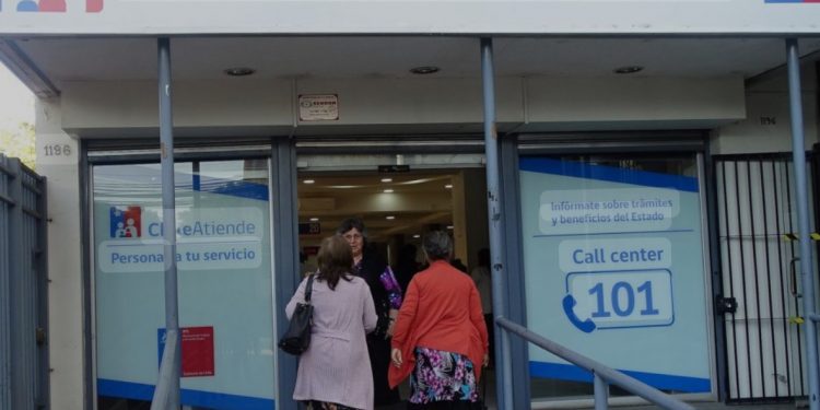 Conmoción por adulto mayor que intentó quemarse a lo bonzo en oficina de Chile Atiende