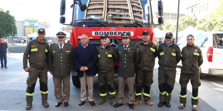 Gobierno Regional de Valparaíso hizo entrega a bomberos de Puchuncaví un nuevo carro para enfrentar emergencias forestales