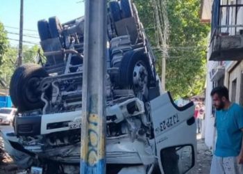 Un fallecido y dos personas lesionadas dejó el volcamiento de un camión en Viña del Mar