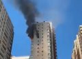 Tres personas heridas tras incendio en piso 21 de edificio ubicado en Santiago