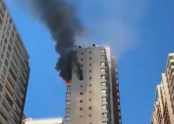 Tres personas heridas tras incendio en piso 21 de edificio ubicado en Santiago
