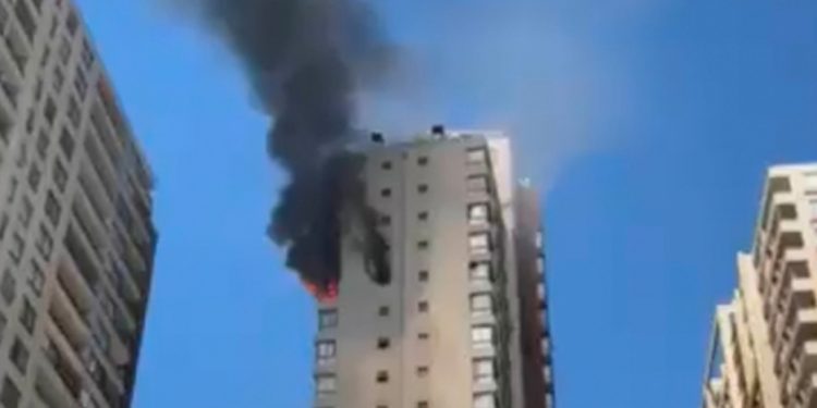 Tres personas heridas tras incendio en piso 21 de edificio ubicado en Santiago