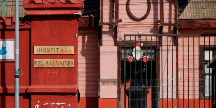 Adulto mayor que intentó quemarse a lo bonzo en Chile Atiende será internado en el Hospital del Salvador