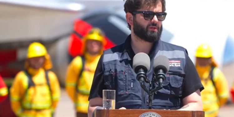 Presidente Gabriel Boric presentó nuevo avión de combate a incendios forestales Boeing 797 “Fireliner”