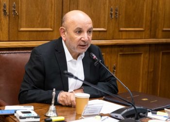 Senador Juan Luis Castro (PS) dice que Gobierno «presionó» al oficialismo para aprobar ley corta de Isapres: «Nadie se puede lavar las manos»