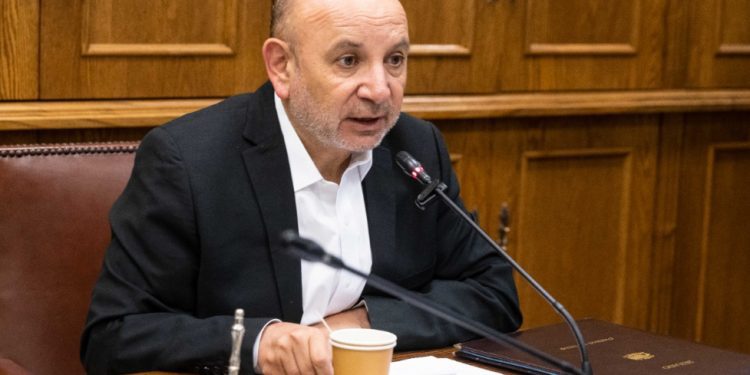 Senador Juan Luis Castro (PS) dice que Gobierno «presionó» al oficialismo para aprobar ley corta de Isapres: «Nadie se puede lavar las manos»