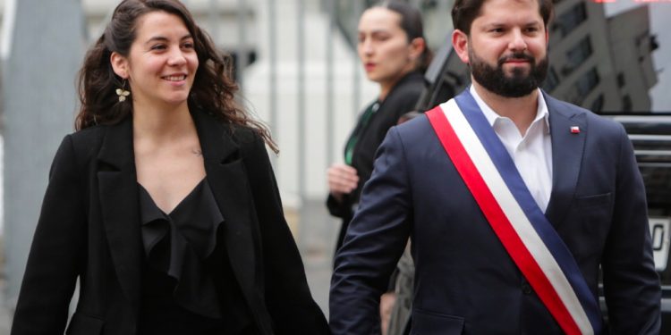 Presidente Gabriel Boric se convertirá en padre por primera vez junto a Paula Carrasco