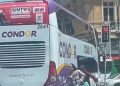 Graban a pareja robando maletas desde bus en movimiento en pleno centro de Valparaíso