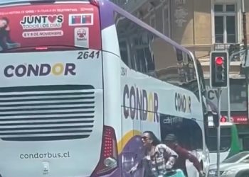 Graban a pareja robando maletas desde bus en movimiento en pleno centro de Valparaíso