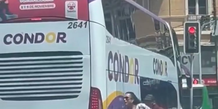 Graban a pareja robando maletas desde bus en movimiento en pleno centro de Valparaíso