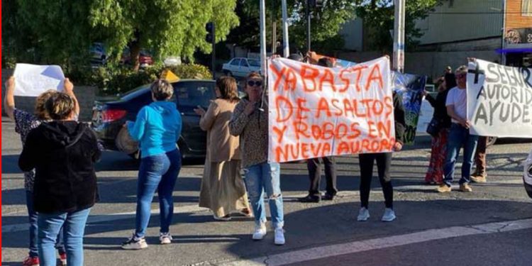 Vecinos de Nueva Aurora cortan el tránsito en manifestación por falta de seguridad en Viña del Mar