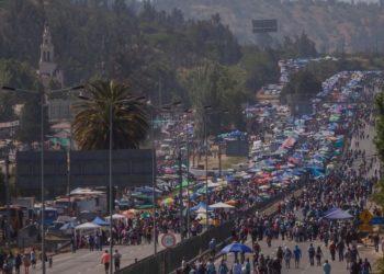 Miles de fieles realizan masiva peregrinación a Lo Vásquez