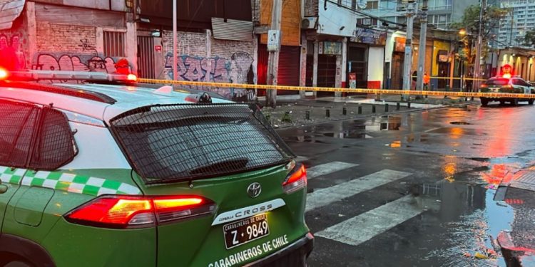 Tras discusión con ambulantes hombre muere apuñalado en Estación Central