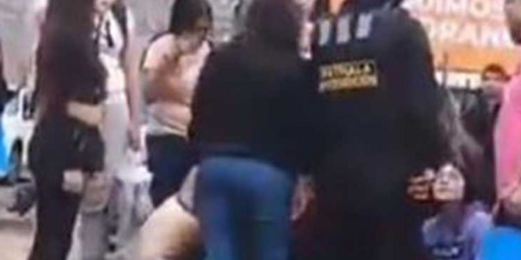 Formalizarán a mecheras que propinaron brutal golpiza a vendedora de Mall en Viña del Mar