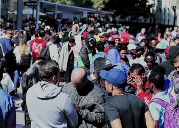 Caos por enrolamiento de migrantes luego de la llegada de 3 mil extranjeros a Estación Central