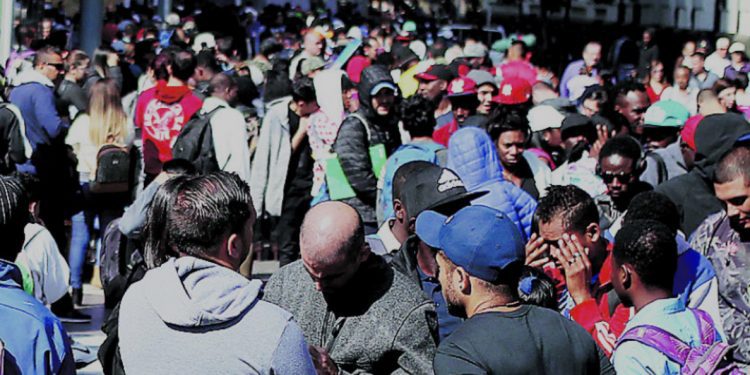 Caos por enrolamiento de migrantes luego de la llegada de 3 mil extranjeros a Estación Central