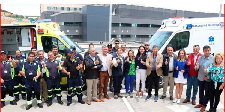 Gobierno Regional de Valparaíso y SSVQP entregaron 12 ambulancias para fortalecer la red SAMU
